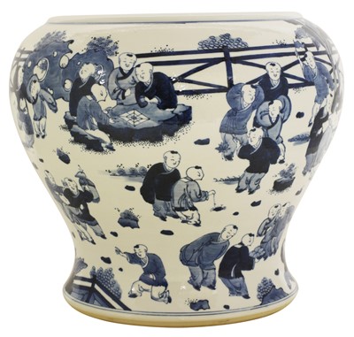 Lot 121 - A Chinese blue and white jar