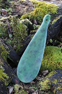 Lot 905 - A Maori mere pounamu hand club