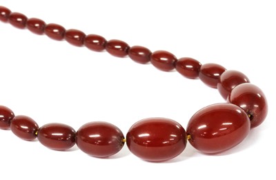 Lot 29 - A single row graduated Bakelite bead necklace