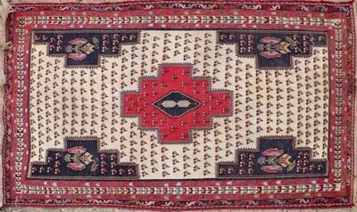 Lot 572 - A Kelim rug