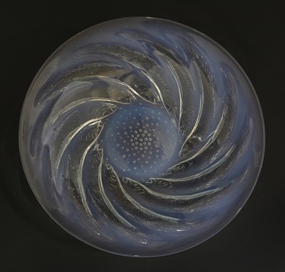 Lot 133 - A Lalique 'Poissons' opalescent glass dish