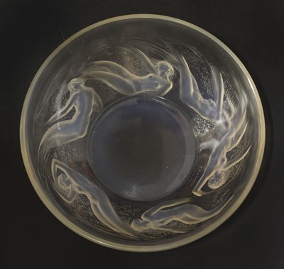 Lot 134 - A Lalique 'Ondines' opalescent glass bowl