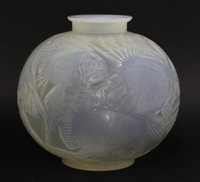 Lot 135 - A Lalique 'Poissons' opalescent glass vase
