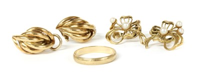 Lot 245 - A 9ct gold wedding ring
