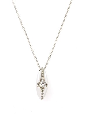 Lot 92 - An 18ct white gold diamond pendant