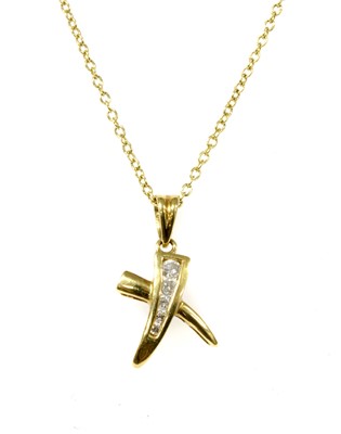 Lot 56 - An 18ct gold diamond set 'kiss' style pendant