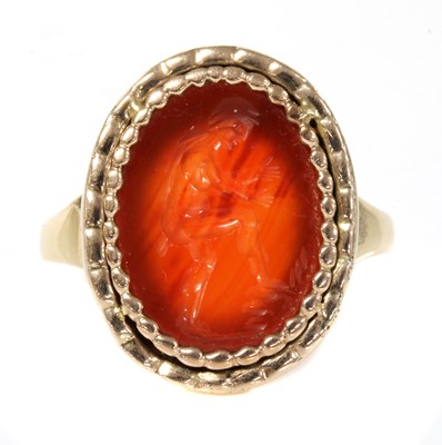 Lot 10 - A Georgian gentlemen's cornelian intaglio engraved gold ring