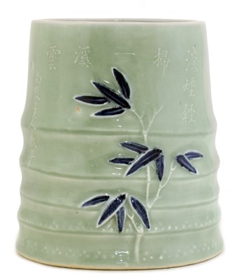 Lot 33 - A Chinese blue and white brush pot