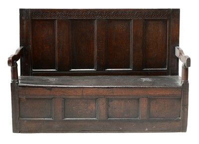 Lot 454 - An oak box settle
