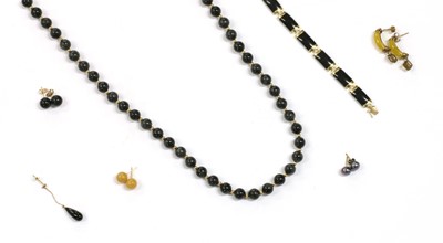 Lot 266 - A quantity of gold hardstone jewellery