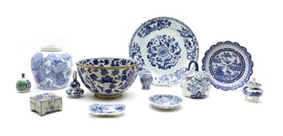 Lot 119 - A collection of Chinese blue and white ceramics
