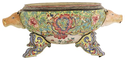 Lot 136 - A Chinese export Canton enamelled tureen