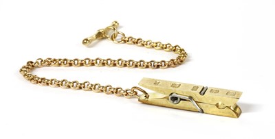 Lot 242 - A 9ct gold napkin holder