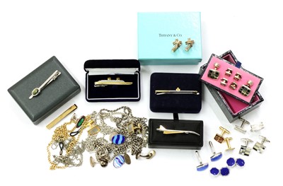Lot 239 - A quantity of gentlemen's jewellery
