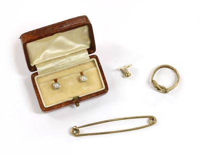 Lot 279 - A 9ct gold knot ring