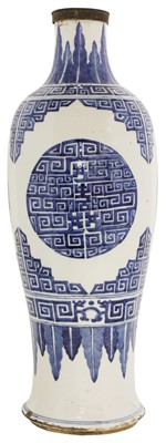 Lot 17 - A Chinese blue and white vase