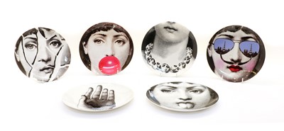 Lot 284 - A set of six plates