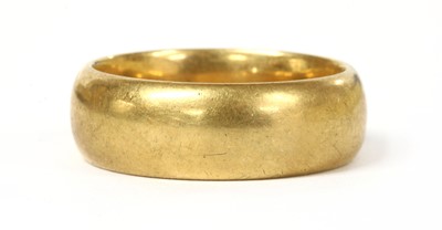 Lot 56 - An 18ct gold light court section wedding ring