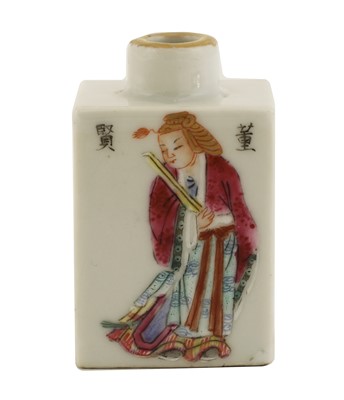 Lot 157 - A Chinese famille rose snuff bottle