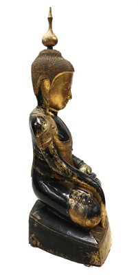 Lot 70 - A large South-East Asian wooden and lacquered Shakyamuni buddha