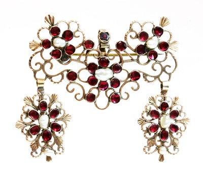 Lot 12 - A late 18th century Iberian flat cut garnet and freshwater pearl brooch/pendant, c.1800