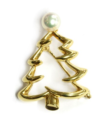 Lot 1252 - An 18ct gold cultured pearl brooch, by Mikimoto