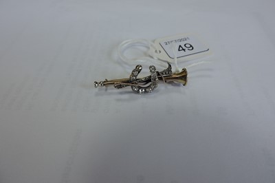 Lot 49 - A cased diamond set hunting horn, horseshoe and crop bar brooch, c.1900