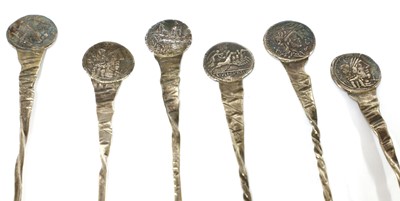 Lot 510 - A cased set of twelve American silver ice cream spoons and cutter