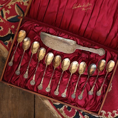 Lot 510 - A cased set of twelve American silver ice cream spoons and cutter