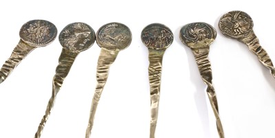 Lot 510 - A cased set of twelve American silver ice cream spoons and cutter