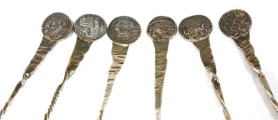 Lot 510 - A cased set of twelve American silver ice cream spoons and cutter