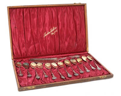Lot 510 - A cased set of twelve American silver ice cream spoons and cutter