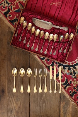 Lot 510 - A cased set of twelve American silver ice cream spoons and cutter