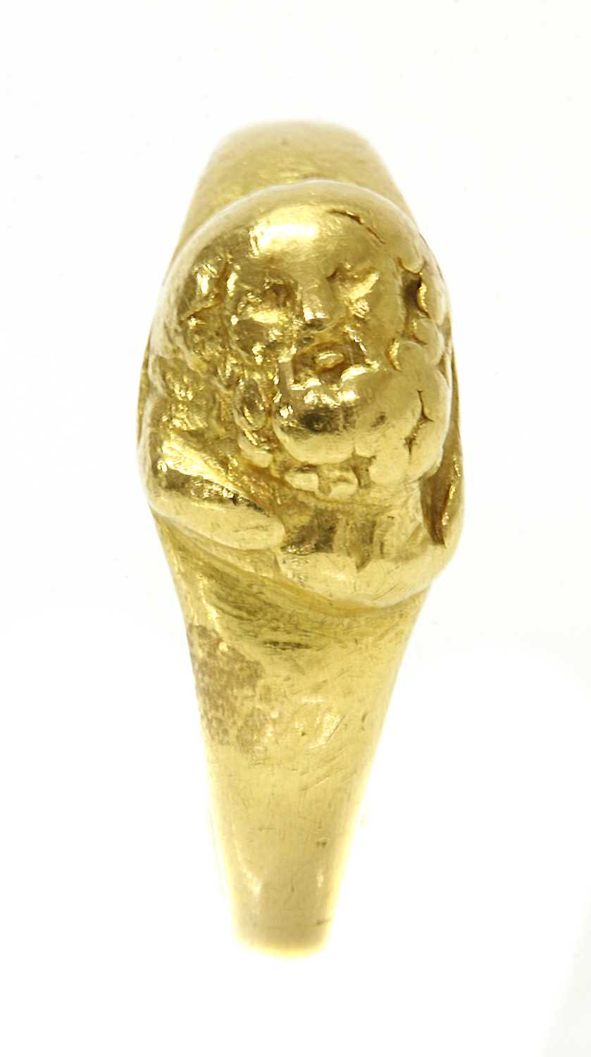 Lot 6 - A high carat gold cameo ring