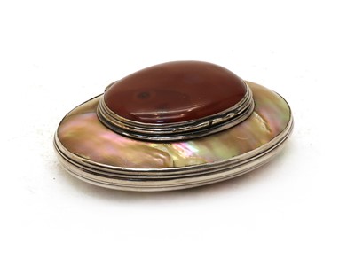 Lot 345 - A late 18th century snuff box