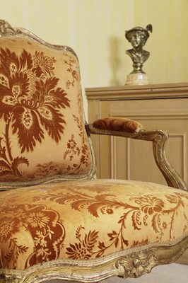 Lot 27 - A pair of French Louis XV giltwood fauteuils à la reine