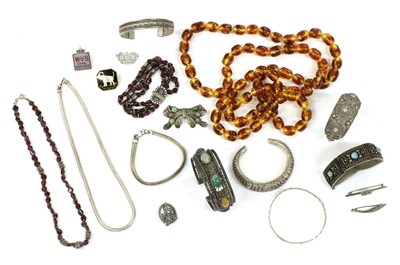 Lot 203 - A quantity of silver and costume jewellery