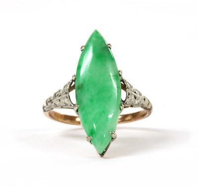 Lot 147 - A gold jade ring