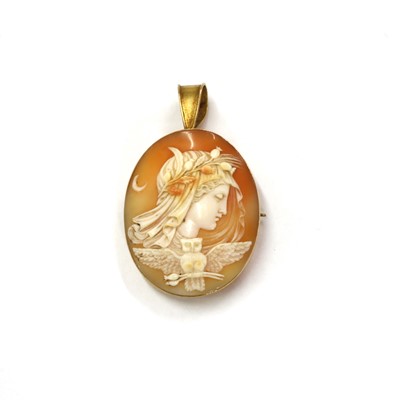 Lot 13 - A gold mounted cameo brooch/pendant