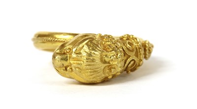 Lot 86 - A gold Etruscan-revival style ring