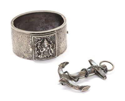 Lot 1432 - A Victorian Scottish agate anchor brooch