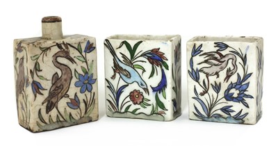Lot 208 - An Isnik pottery flask