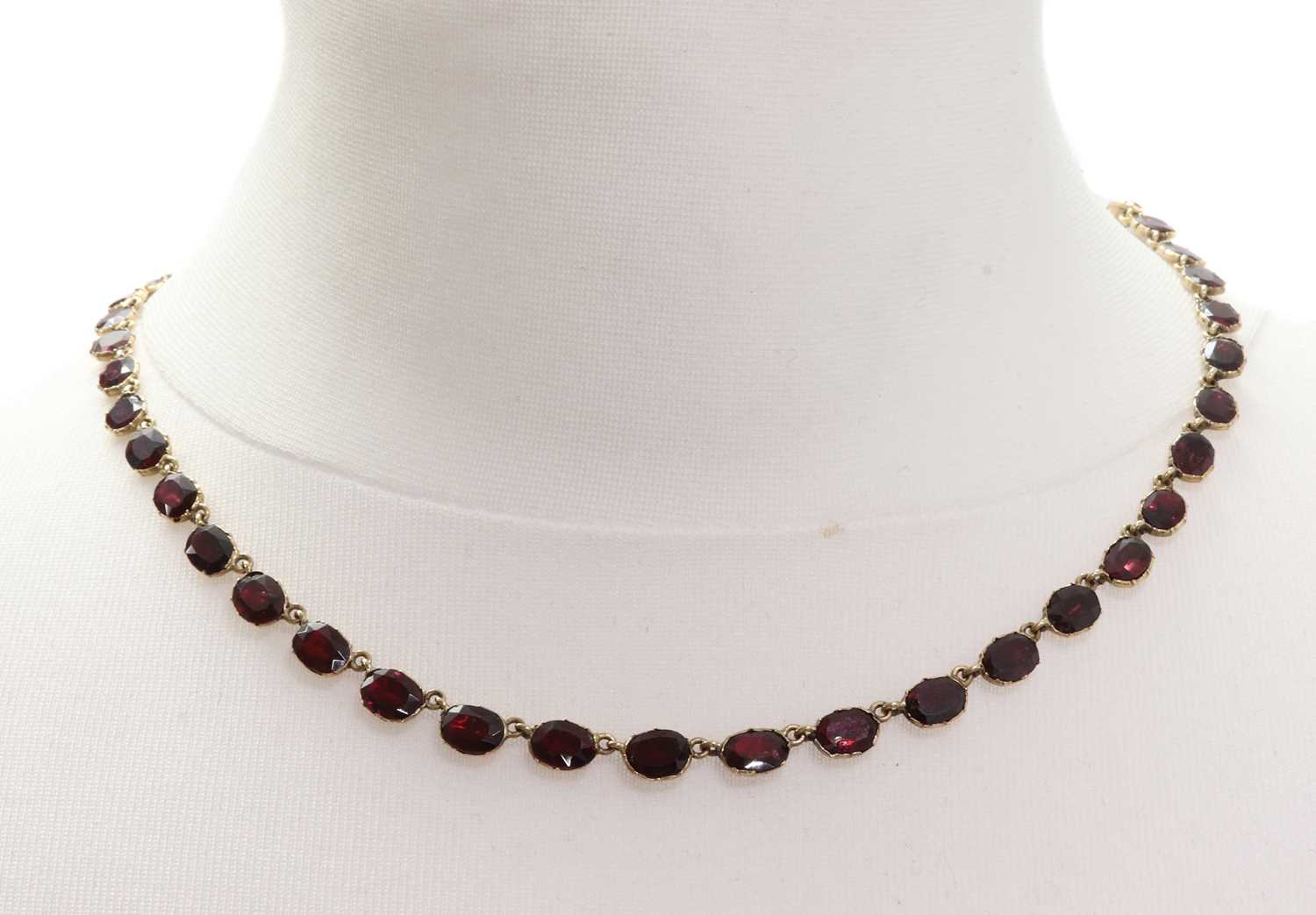Lot 13 - A Georgian garnet rivière necklace, c.1800
