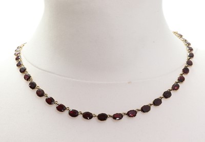 Lot 13 - A Georgian garnet rivière necklace, c.1800