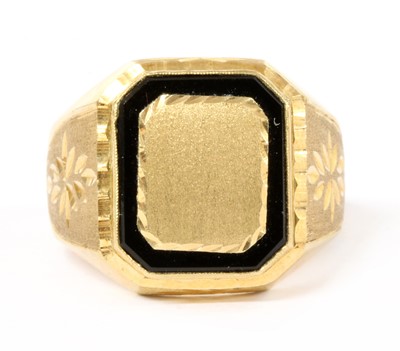 Lot 226 - A gold onyx signet ring
