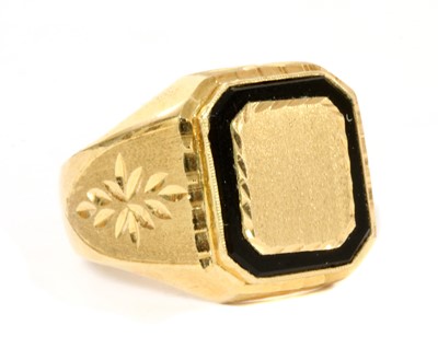 Lot 226 - A gold onyx signet ring