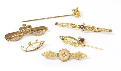 Lot 16 - A quantity of gold brooches