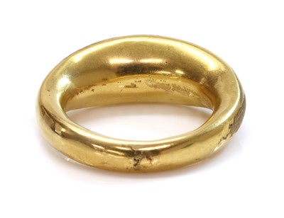 Lot 10 - A Roman hollow gold hardstone cameo ring