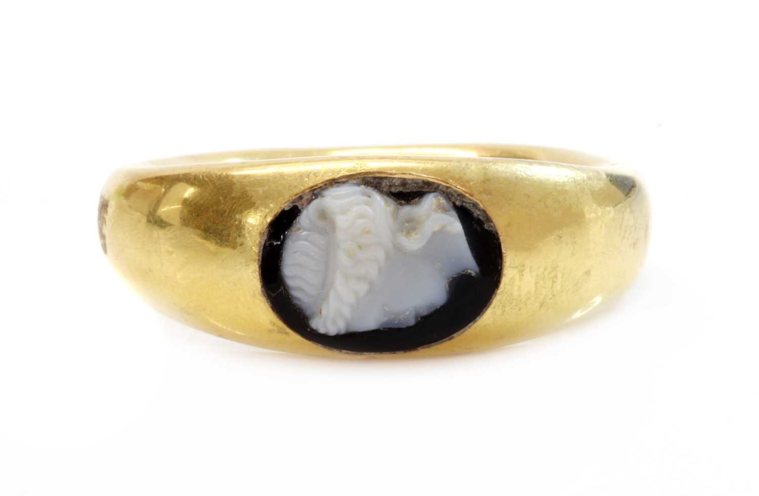 Lot 10 - A Roman hollow gold hardstone cameo ring