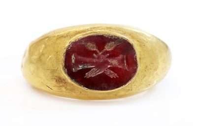 Lot 6 - A Roman hollow gold hardstone intaglio ring
